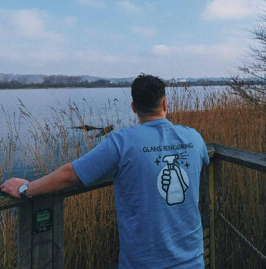 Hej, jeg er Rami, ejer af Glans Rengøring. Med masser af erfaring i branchen har jeg startet Glans Rengøring, fordi jeg mener, at alle skal have råd til at bo i et skinnende rent hjem.